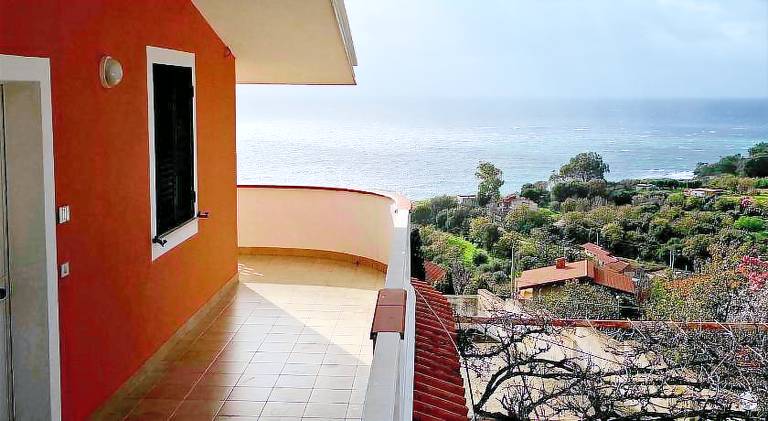 Vacation home with barbecue, private pool & patio — photo 3