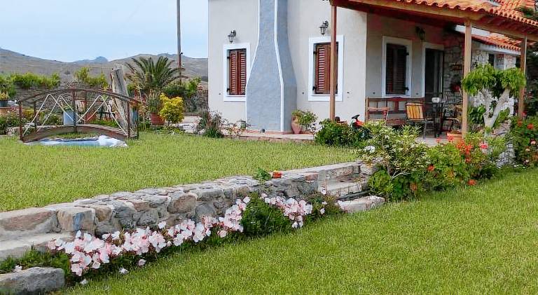 Vacation home with barbeque, terrace & yard in Lesvos
