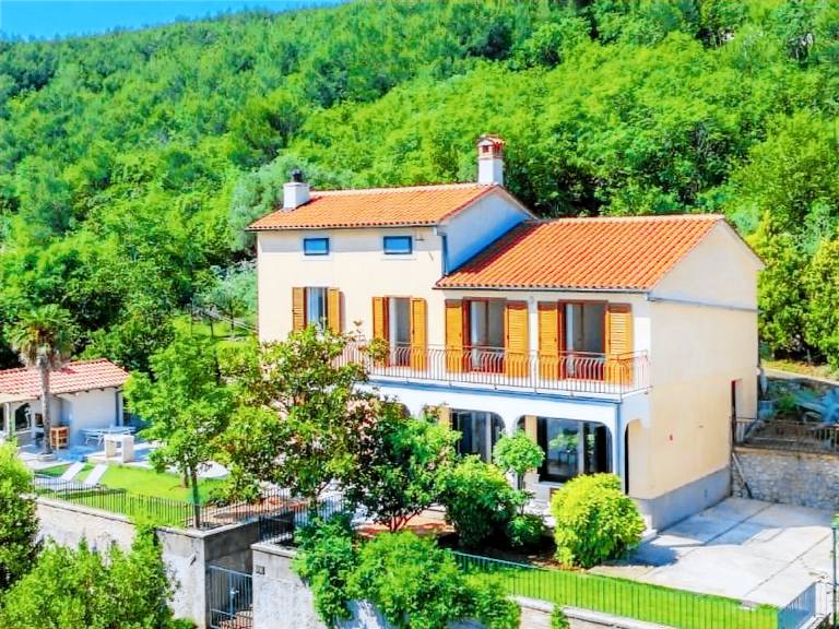 Vacation home with yard, terrace & barbecue | Sea view — photo 2