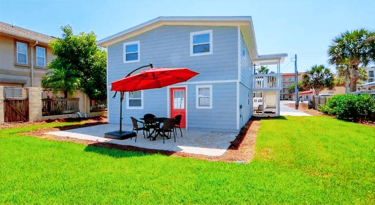 Tropical Beach Bungalow Down - Backyard - Grill - Across Street from Beach — photo 5