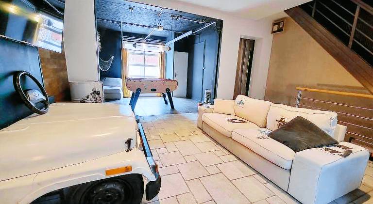 House with hot tub — photo 2