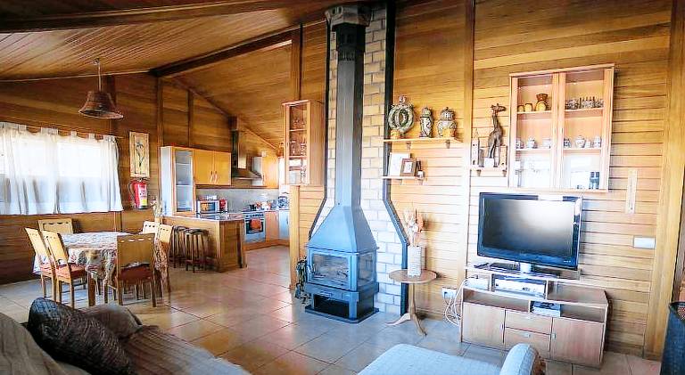 Vacation home with pool, yard & BBQ — photo 4