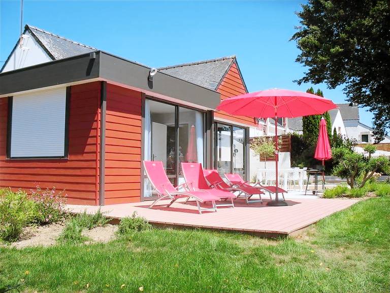 Family-oriented pleasant house with private pool, grill & garden | Pool view | Pet-friendly — photo 3