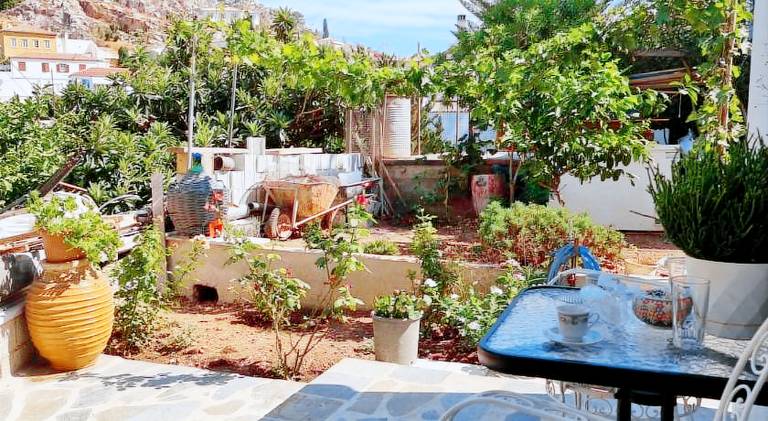 Holiday apartment with patio & yard — photo 3