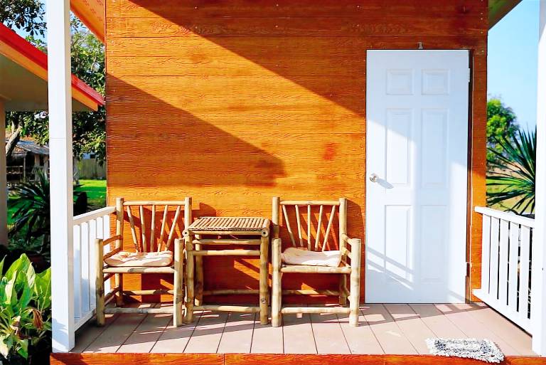 Bungalow with pool, yard & barbeque — photo 5