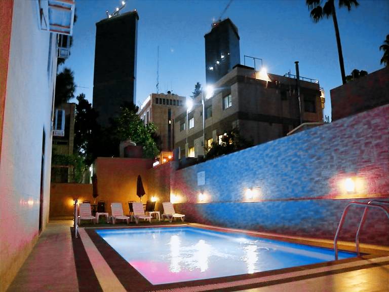 Serviced apartment with yard, pool & patio | Good for workation — photo 3