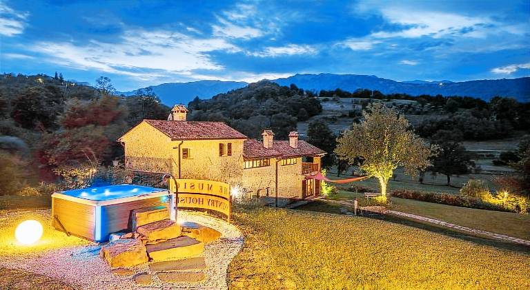 House with hot tub in Asolo