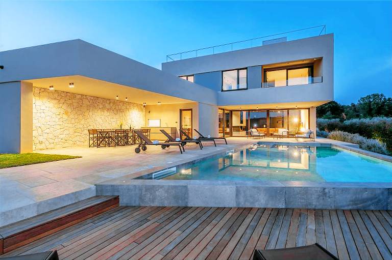 Family-oriented villa with BBQ, pool & yard | Pool view | Pets allowed — photo 3