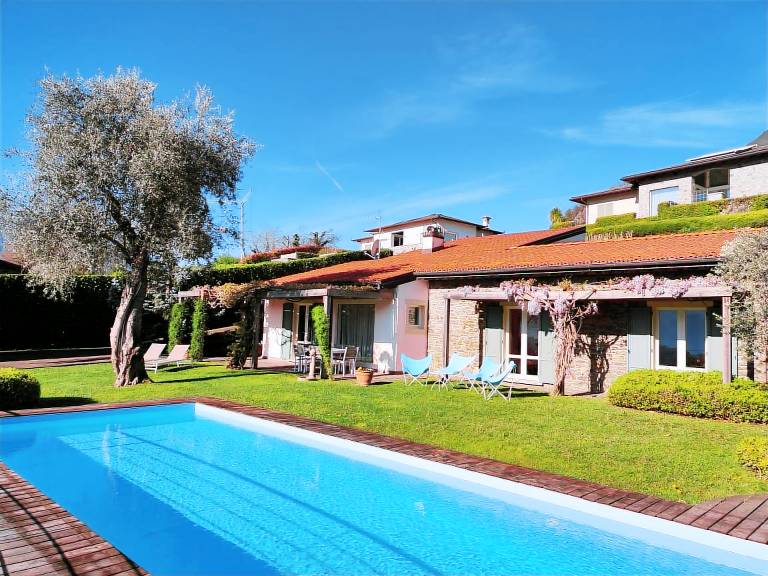 Big vacation home with terrace, private pool & garden | Lake view | Pet-friendly — photo 3
