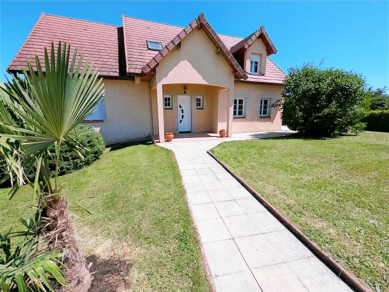 Cottage with BBQ & garden in Vesoul