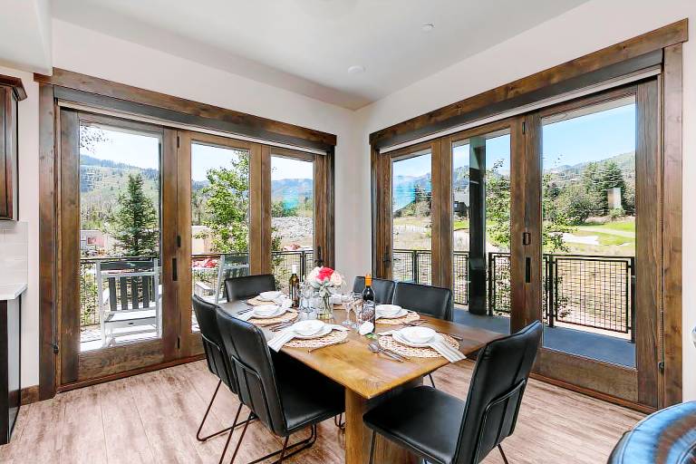 Interior Design, Luxury Community Amenities, Free Shuttle Pet-Friendly! — photo 2