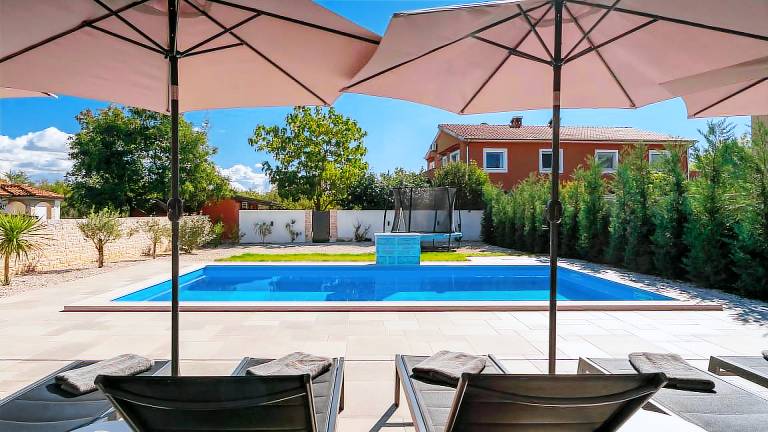 Villa with private pool, yard & barbeque — photo 2
