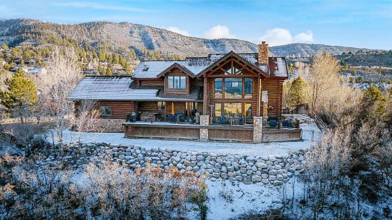 Log Cabin with Amazing deck & views - 3 miles to downtown DGO - Hot Tub/AC in Durango, CO