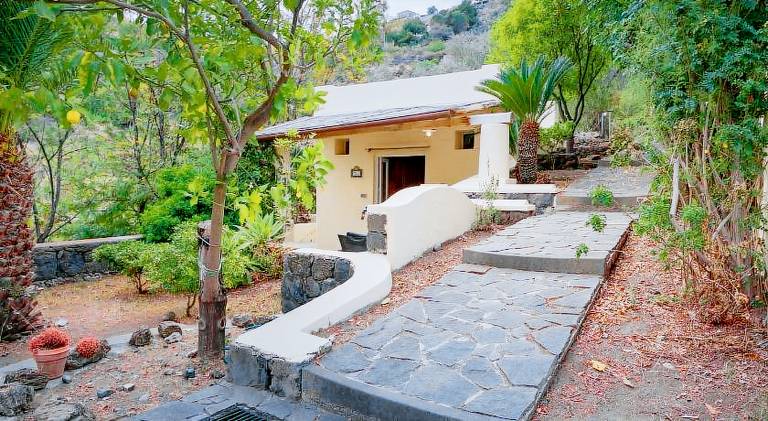 Vacation home with patio & garden — photo 5