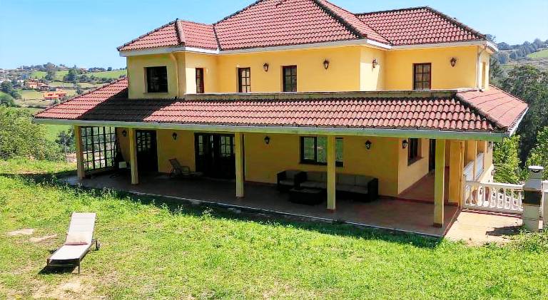 Vacation home with 7 rooms for 15 persons in Gijon