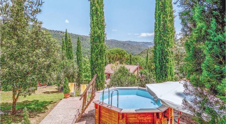 House with barbecue, pool & garden in Cortona