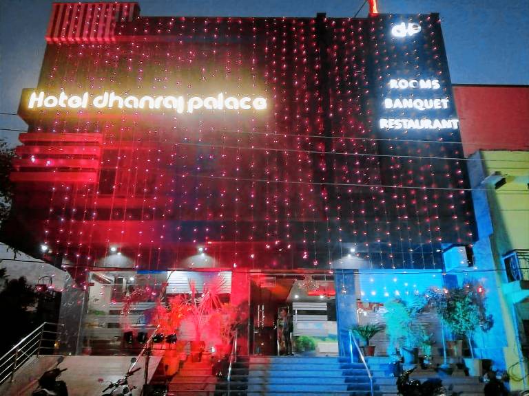 Hotel Dhanraj Palace in Agra