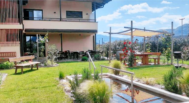Apartment with yard, terrace & hot tub | Pet-friendly — photo 5