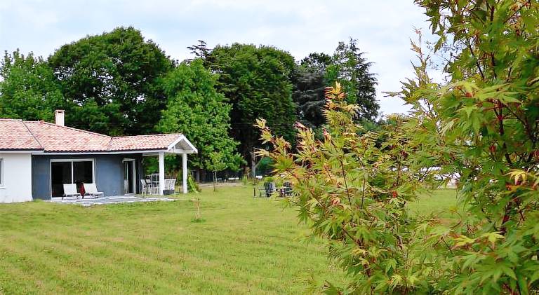 Vacation home with yard, barbeque & pool — photo 3