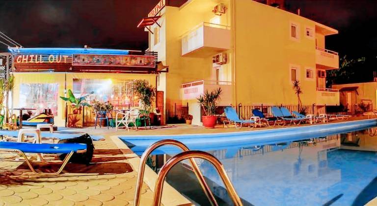Serviced apartment with patio & pool | Close to the beach | Pets allowed — photo 2