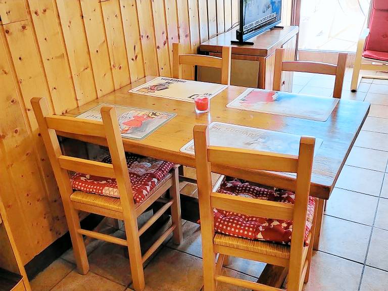 Cozy Studio for 4 in Alpe d'Huez, Ski-In/Ski-Out, South-Facing Terrace, Pet-Friendly — photo 5