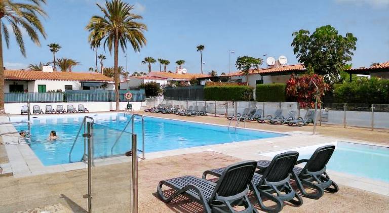 House with pool — photo 3
