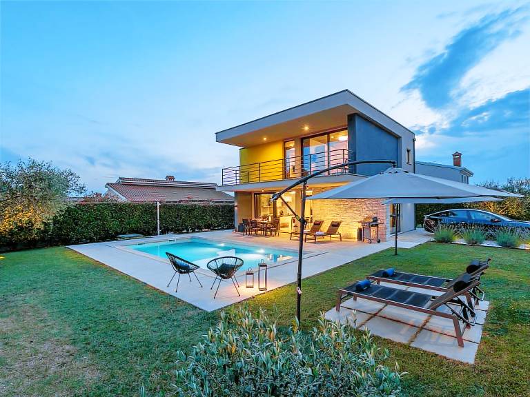 Vacation home with terrace, yard & private pool | Pets are welcome — photo 4