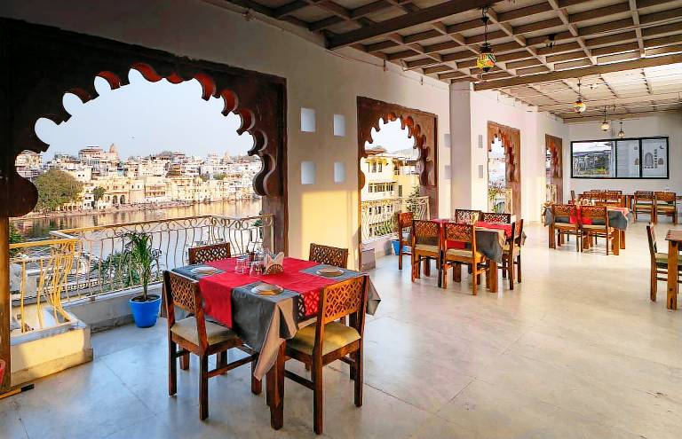 DERA PICHOLA A Lake Facing Boutique Hotel
