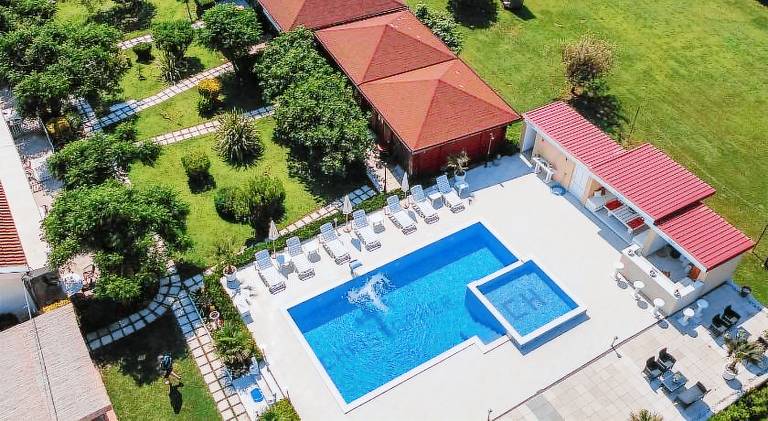 Pleasant holiday apartment with garden, terrace & pool | Pets are welcome — photo 4