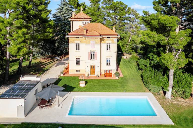 Children-friendly lovely villa with patio, yard & private pool | Pets are welcome — photo 4