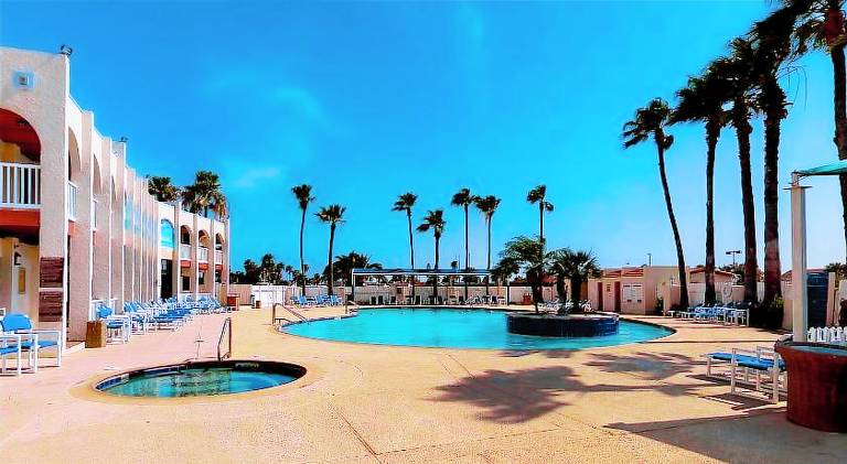 Lovely vacation home with pool & hot tub | Pets allowed — photo 3