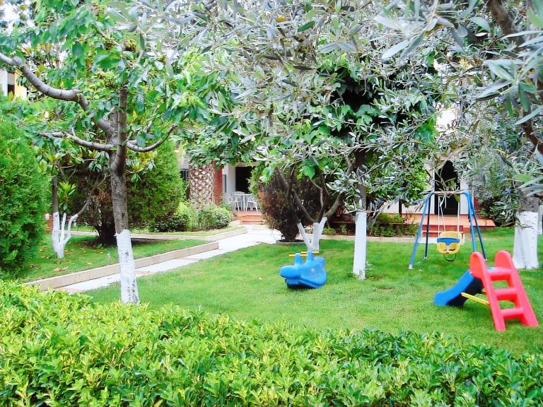 Holiday apartment with pool, patio & garden — photo 5