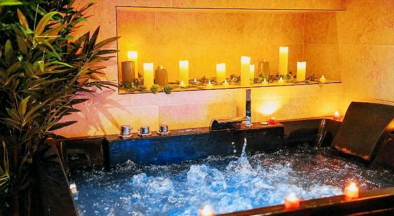 Apartment with jacuzzi in Roanne