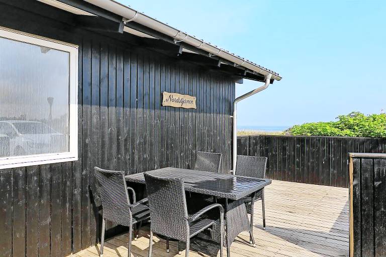 Fully equipped beautiful vacation home with patio & grill | Next to the beach | Dogs allowed — photo 4