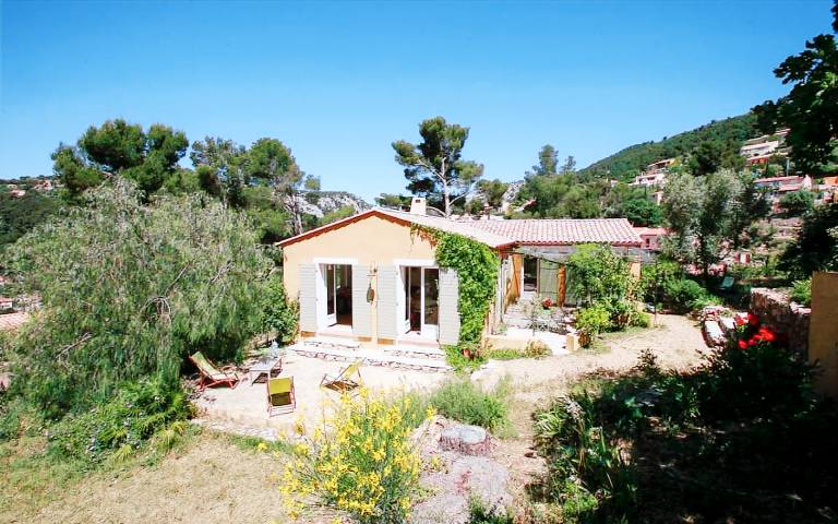 Gite with grill, patio & garden in Toulon