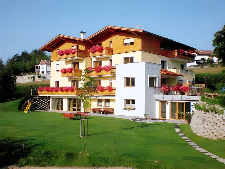 Charming serviced apartment with pool, patio & hot tub | Dogs allowed in Naz Sciaves
