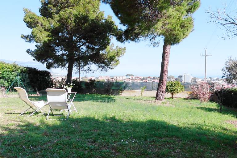 House with BBQ & garden | City view — photo 2