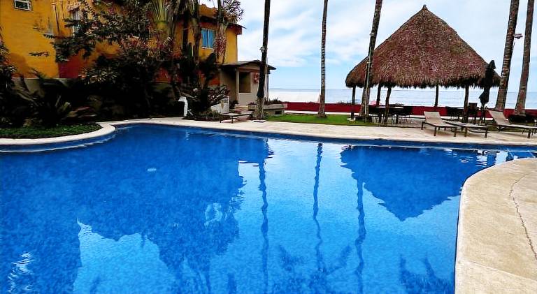 Vacation home with pool — photo 2