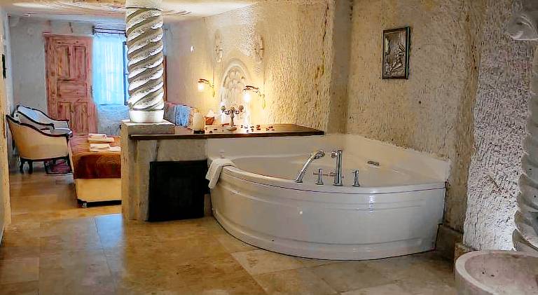 Beautiful house with yard, jacuzzi & patio | Pets allowed — photo 2
