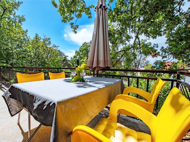 Fully equipped holiday apartment with patio, barbeque & yard | Pet-friendly in Omisalj