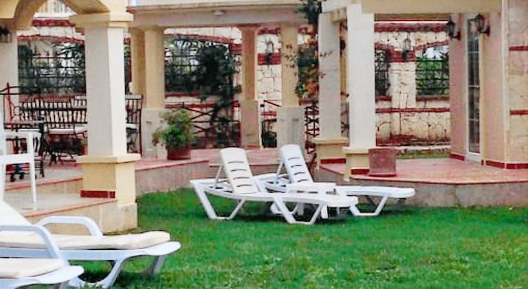 Villa with pool, grill & yard — photo 4
