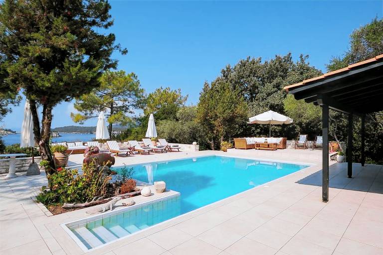 Βίλα  Paralia Karavostasi