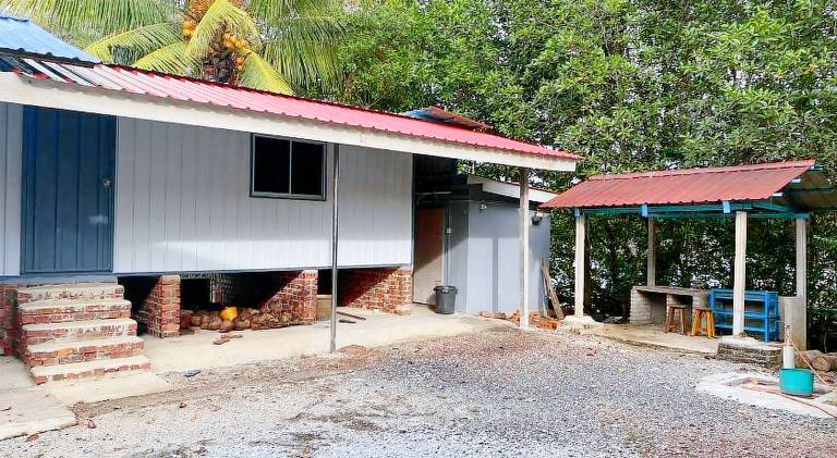 CabinStay Cikgu Sungai Batu Besi