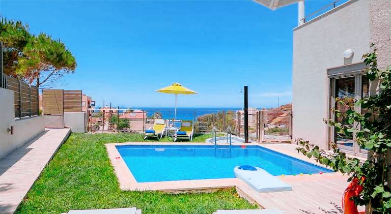 Villa with jacuzzi & pool — photo 2