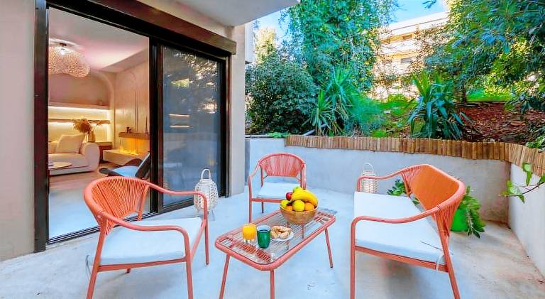 Holiday apartment with garden & patio — photo 4