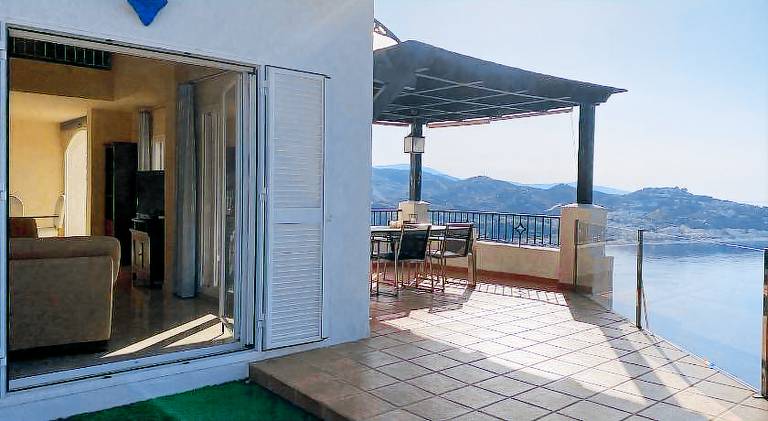Fully equipped pleasant villa with hot tub, yard & barbeque | Pets allowed — photo 3