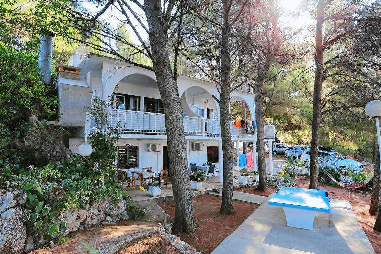 Beautiful apartment with yard, patio & grill | Beach nearby | Pet-friendly in Omis