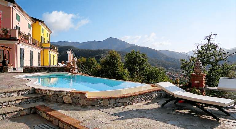 Serviced apartment with grill, garden & patio in Moneglia