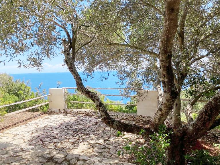 Villa with patio, garden & BBQ | Water view — photo 2