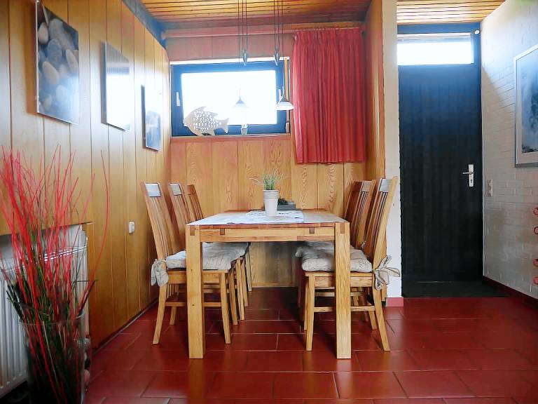 House with patio, yard & barbeque — photo 3